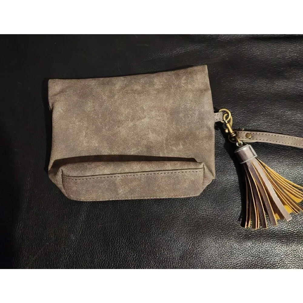💕NWOT Maurices clutch/wristlet with magnetic closure flap. Measures approx 7.5
